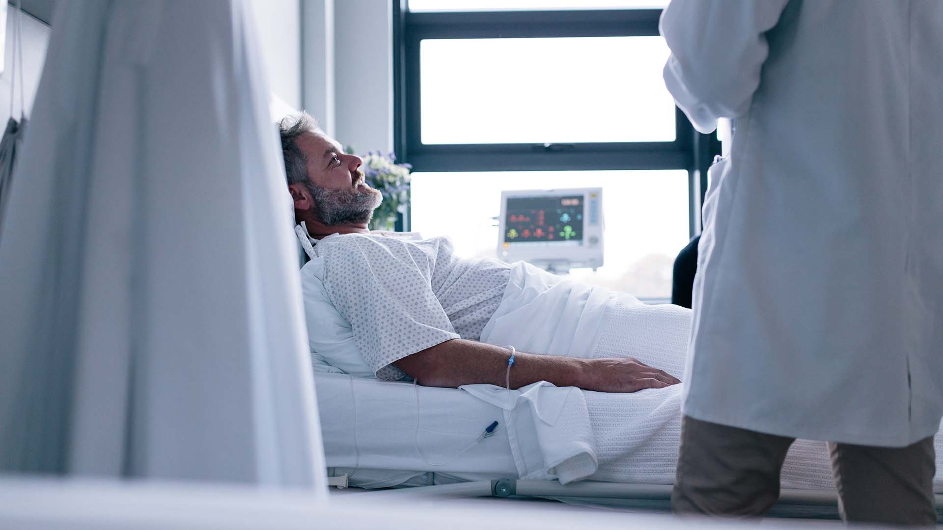 Man in ziekenhuisbed Man in ziekenhuisbed