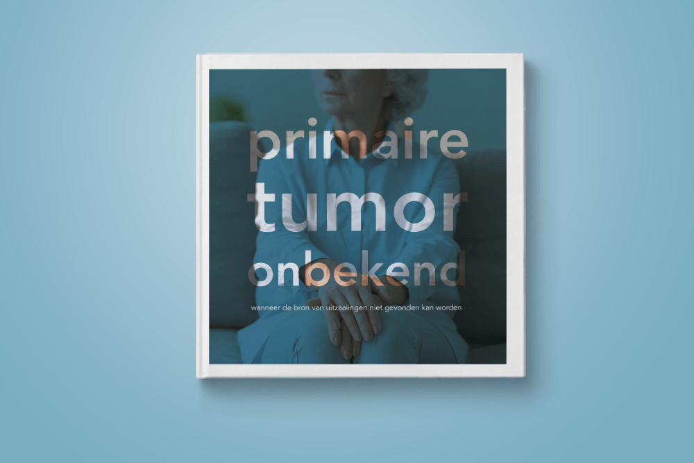 cover van het rapport 'Primaire Tumor Onbekend' tegen een blauwe achtergrond