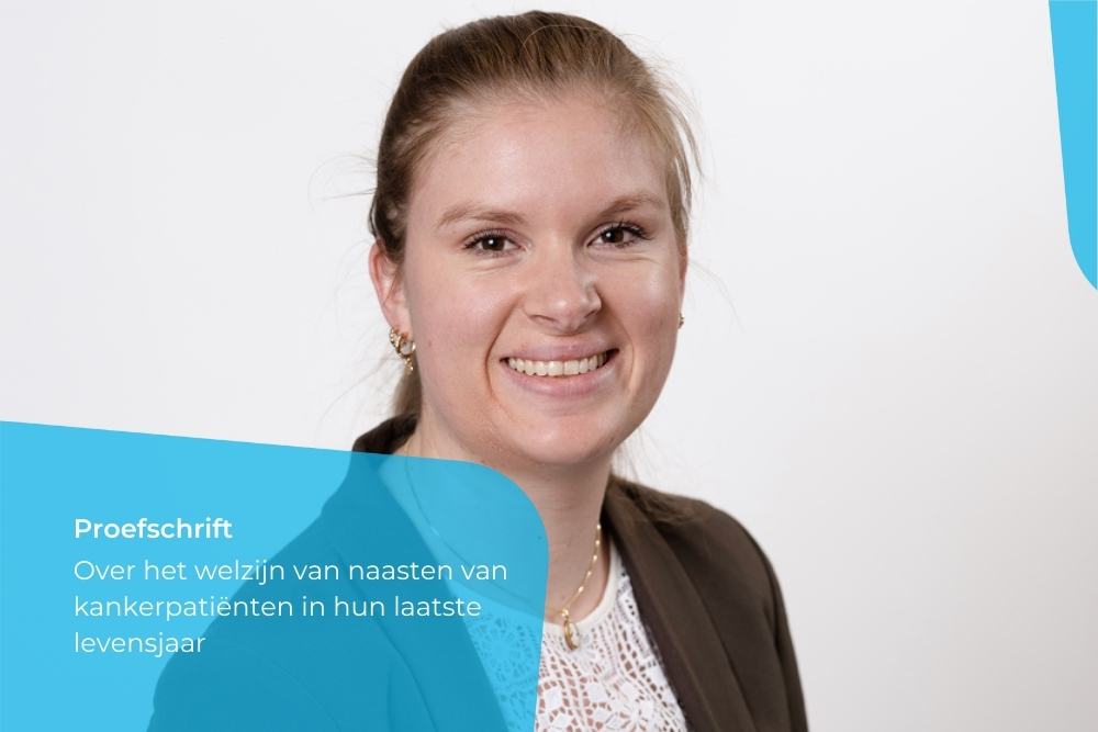 Laurien Ham proefschrift palliatieve zorg kanker Laurien, een witte vrouw met blond haar in een staartje, glimlacht de camera in. Linksonder staat de tekst 'Proefschrift over het welzijn van naasten van kankerpatiënten in laatste levensjaar'.