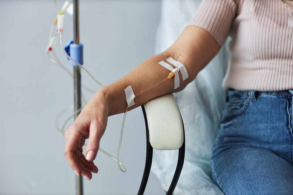 neoadjuvante chemotherapie bij blaaskanker Arm vrouw met infuus chemotherapie